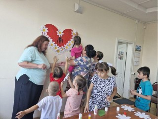 Инсталляцию из сердец и ромашек выстроили в Бронницах на вдохновляющем мастер-классе