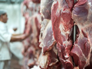 Эксперт раскрыла, как продавцы на рынке маскируют несвежее мясо