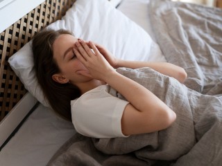 Страшный диагноз или недостаток сна? Все о причинах утренних отеков