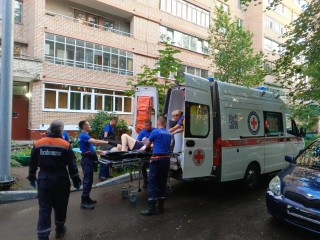Спасатели помогли врачам перенести пенсионера с инсультом в машину скорой помощи в Ступине
