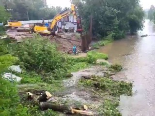 Подтопления и разлив рек устраняют коммунальщики в разных районах Мытищах