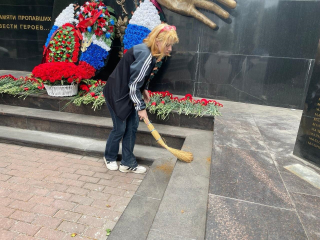 Студенты колледжа «Подмосковье» привели в порядок мемориал в Химках