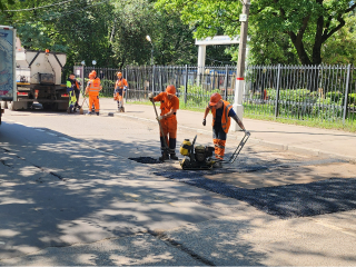 Дорожники ликвидировали ямы на Библиотечной улице в Химках