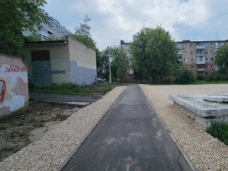 До конца лета во дворе на улице Кирова обустроят новые парковки и тротуары