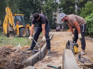 Установку бордюров заканчивают в двух дворах на Советской улице