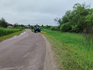 Талдомские дорожники по просьбе жителей скосили траву вдоль дороги на Дубровку