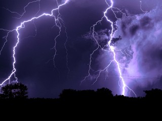Специалист объяснил, когда возрастает риск попадания молнии в человека