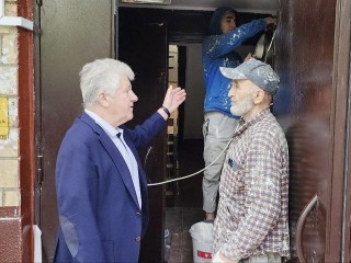 Депутат Валентин Герасимов проинспектировал ремонт подъезда в Химках