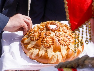 Самую гостеприимную лавочку с «хлебом да солью» обнаружили в Лукино-Варино