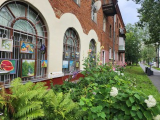 В окнах Культурного центра Фрязина выставили картины местных художников