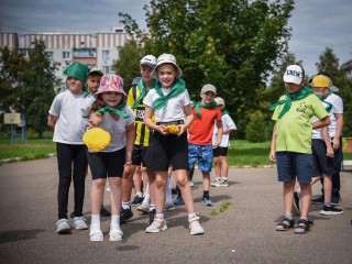На пяти станциях соревновались в эко-спортивном квесте дети из лагеря «Радуга»