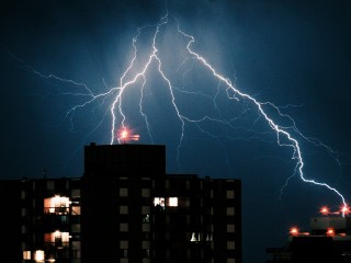 Ожоги и смерть: как вести себя во время грозы и атак шаровой молнией