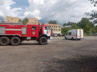 Спасатели помогли перенести пациентку весом 130 кг в машину скорой помощи в Егорьевске