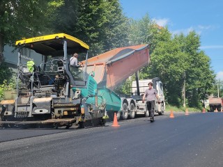 На участке от Береговой до Новой улицы укладывают новое асфальтовое покрытие
