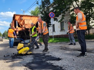 Волоколамские дорожники залатали ямы на Советской улице