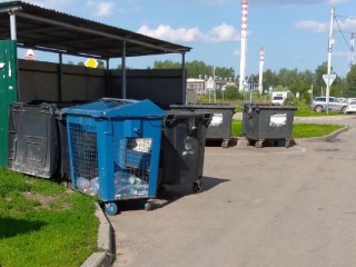 В Свердловском убрали мусорные кучи около контейнерной площадки
