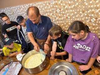 Школьники Богородского округа освоили азы сыроделия на экоферме