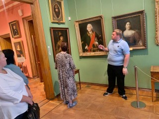Семьи участников СВО узнали историю творчества художников на экскурсии в Серпуховском музее