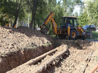 В Красной Пойме меняют аварийный участок теплотрассы
