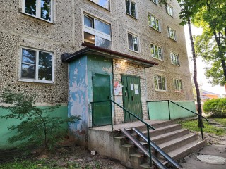 В доме №2 микрорайона Рекинцо отремонтируют канализацию и электропроводку