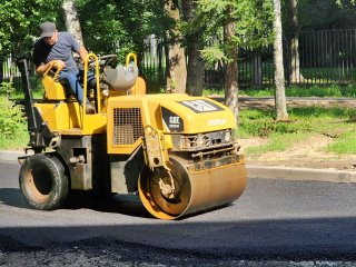 Новый асфальт кладут в Дзержинском на улицах Спортивной и Лермонтова