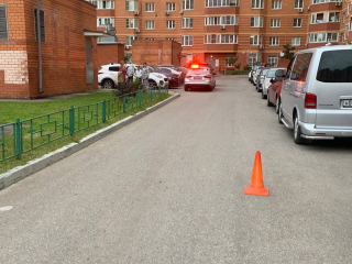 В микрорайоне Южный ребенок попал под колеса авто и получил травмы