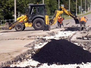 На улице Антипова укладывают асфальт на месте аварийных работ
