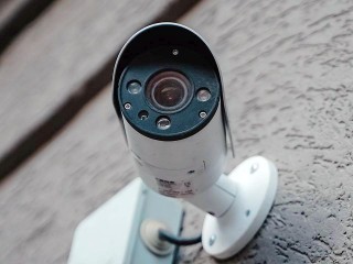 Расправа вандалов с камерой в Свердловском попала на видео