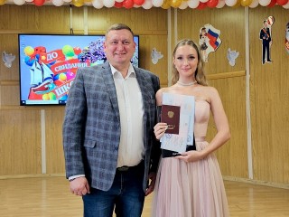 Глава Луховиц Сергей Тимохин вручил аттестаты выпускникам школ