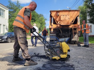 Дорожники залатали дыры на проблемных участках в Краснознаменске