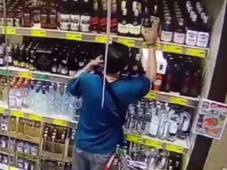 Росгвардейцы задержали жителя Реутова за кражу алкоголя и колбасы из магазина