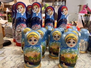 В Шатуре производят уникальные матрешки-неваляшки с индивидуальной росписью