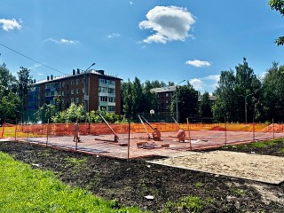 Во дворе на улице Энтузиастов в Волоколамске строят новую детскую площадку