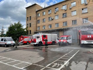 Зачем пожарного из Мытищ облили из шланга