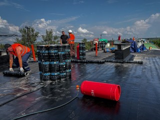 После ремонта кровли на Комсомольской улице у жителей дома перестал протекать потолок