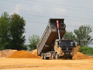 Строители утрамбовывают песок на поле лыткаринского стадиона «Полет»