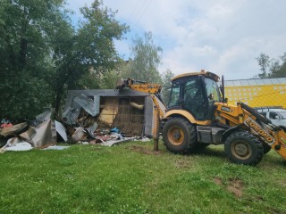 Под экскаватор пошел киоск на ул. Попова в Люберцах: все незаконные торговые точки будут снесены