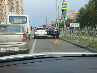 ДТП с двумя легковушками парализовало движение на улице Гагарина
