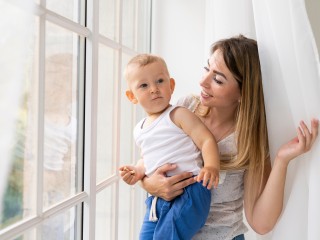 Москитная сетка не спасет: как уберечь детей от падения из окна