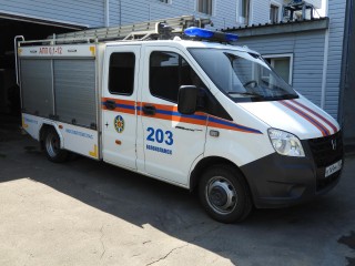 Спасатели помогли медикам перенести в машину скорой помощи больного жителя Волоколамска