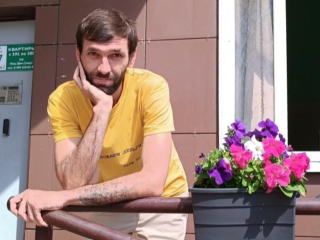 Болтает с жильцами и помогает во дворе: боец СВО устроился консьержем в Лобне пока восстанавливает здоровье