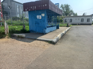 Утонувшую в мусоре остановку возле ж/д вокзала в Узунове привели в порядок