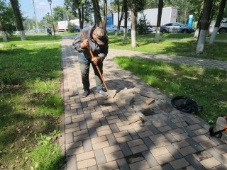 В сквере Истры обновили пешеходные дорожки к мемориалу