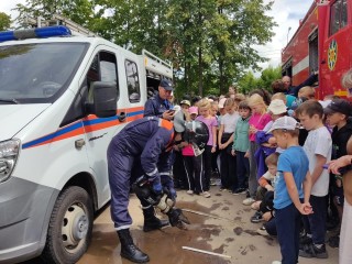 Спасатели и пожарные показали гимназистам, как тушить огонь и предотвращать гибель людей