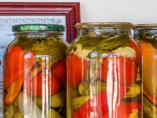 Вкуснейшие огурцы и помидоры в одной банке: простой рецепт без хлопот