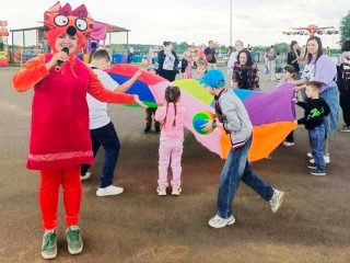 Квизы, эстафеты и анимацию с мыльными пузырями устроят на «Бронницком лугу»