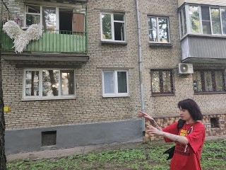 Стало известно, кто и зачем сушит огромные крылья ангела на балконе в Пушкино