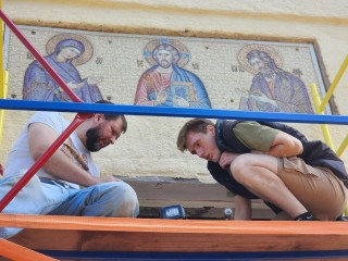 Новое украшение для старого храма: в Зятьково установили мозаику от художника из Дубны