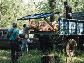 Волонтеры в Щелкове заготовили дрова для ветеранов