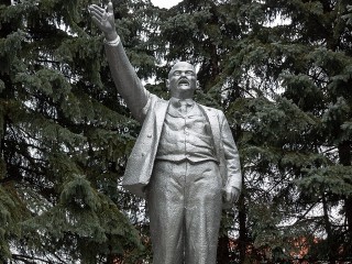 Ленин призывает к полетам на Луну в Балашихе